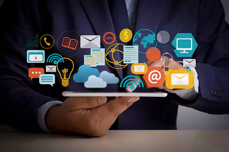 empresário com tablet e vários ícones que representam marketing digital